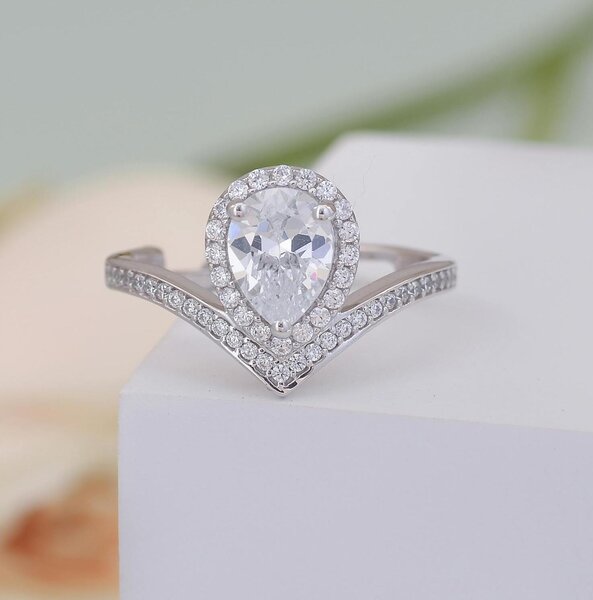 Latest Traditional Collections Cubic Zirconia Classic Cocktail Ring for Women